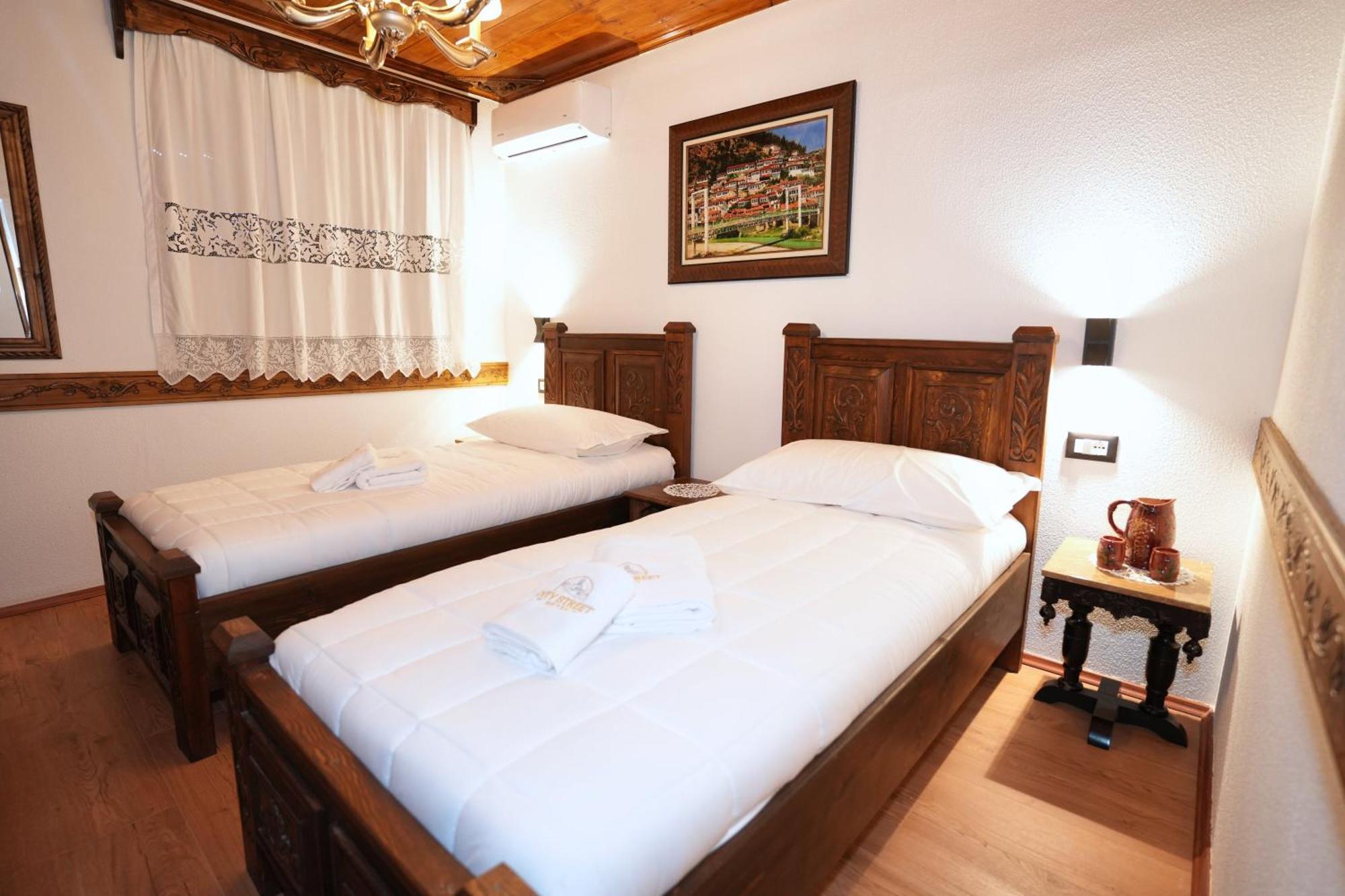 City Street Hotel Gjirokaster Ruang foto