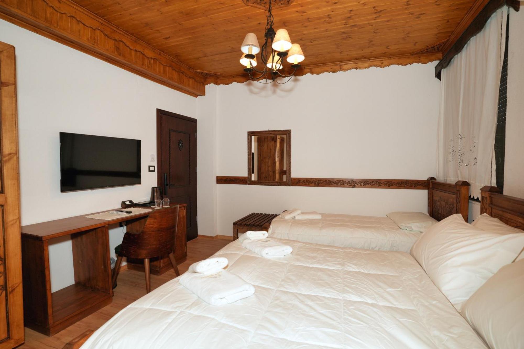 City Street Hotel Gjirokaster Bagian luar foto