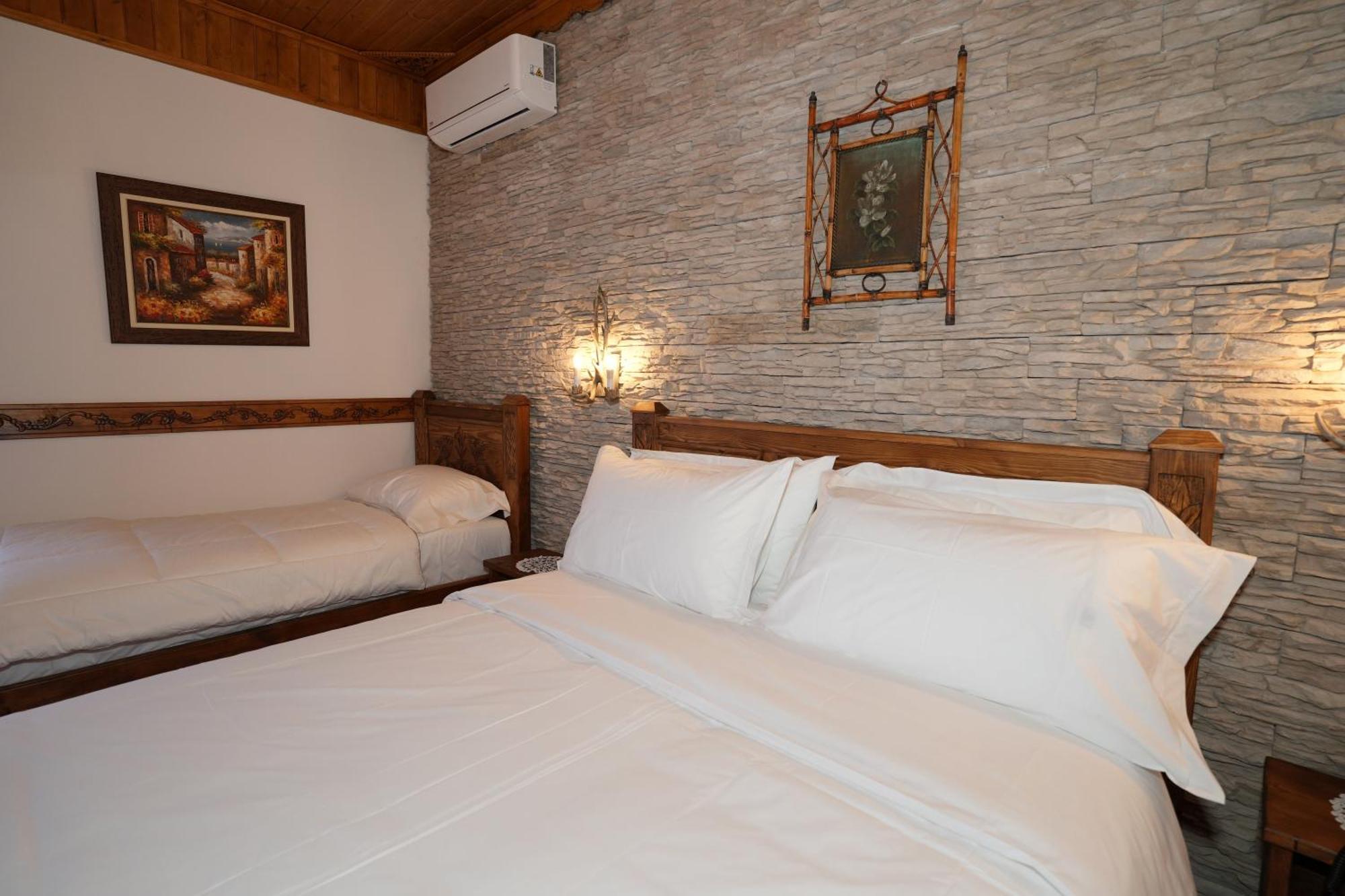 City Street Hotel Gjirokaster Bagian luar foto