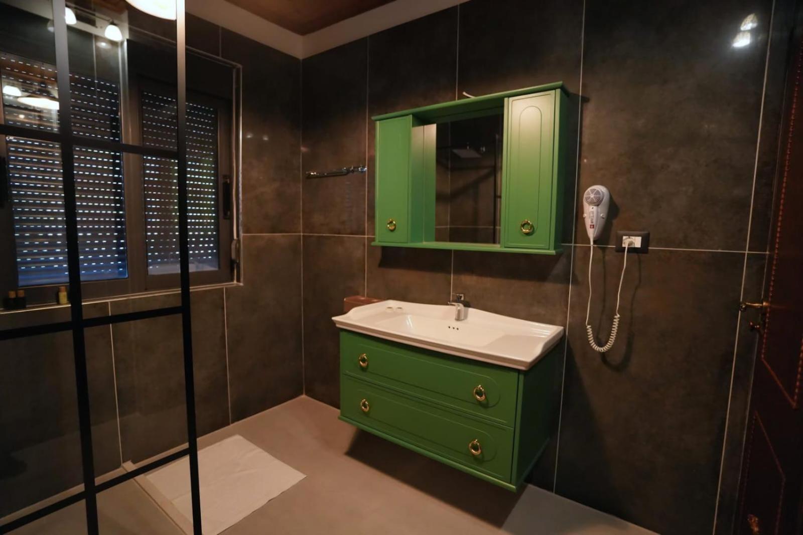 City Street Hotel Gjirokaster Bagian luar foto